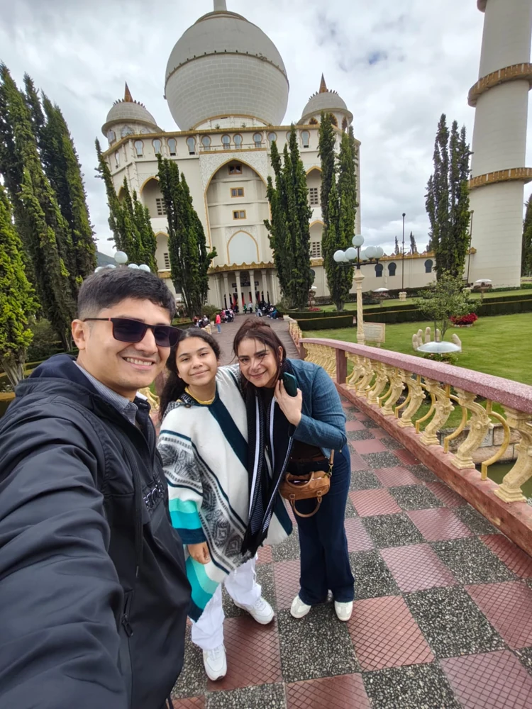 Familia disfrutando una visita a un parque temático