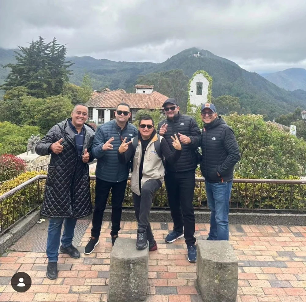 Grupo de amigos disfrutando de Monserrate