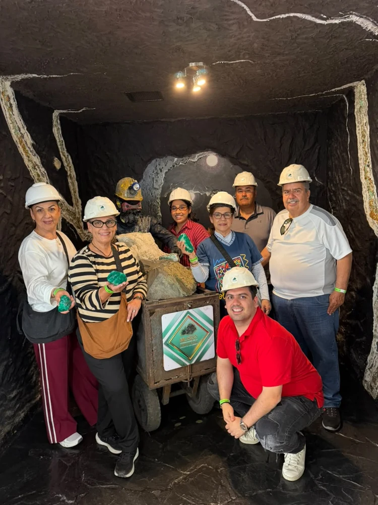 Clientes durante una experiencia en un museo de esmeraldas