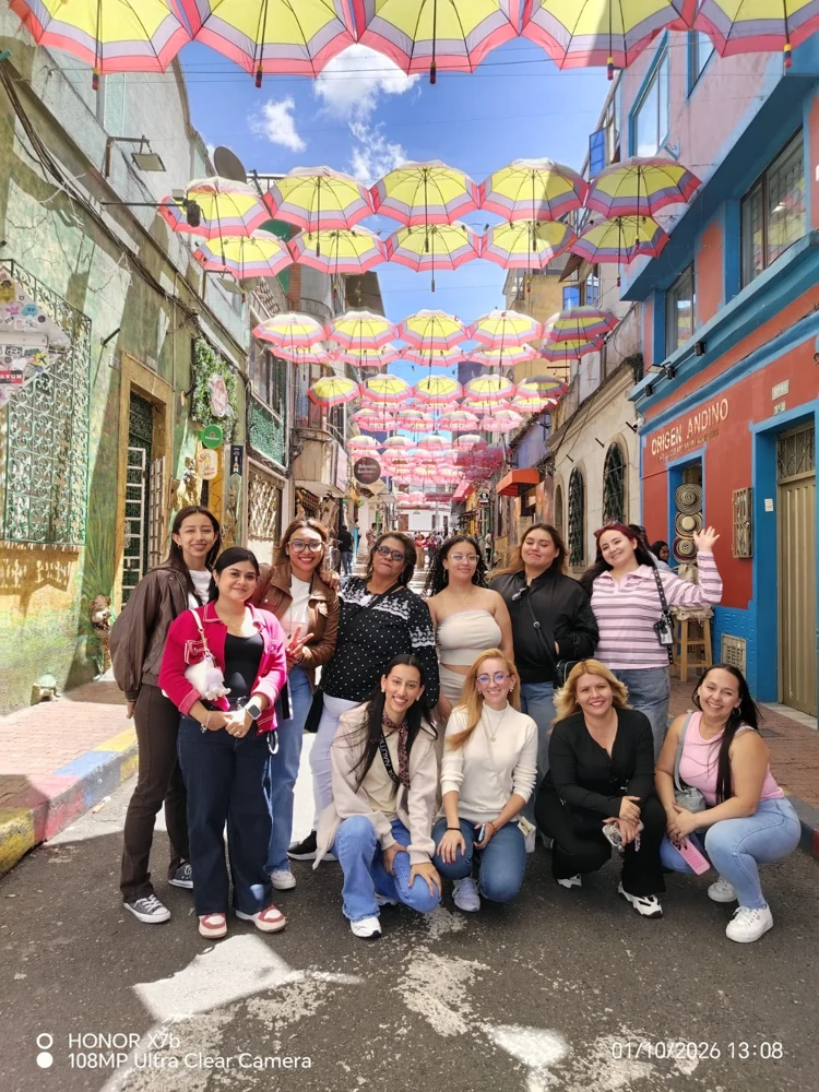 Viajeras bajo los paraguas de colores en Bogotá