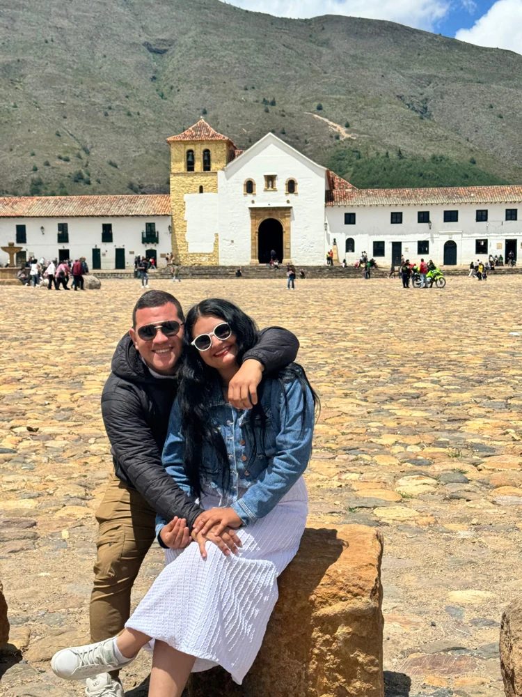 Pareja de viajeros en Villa de Leyva