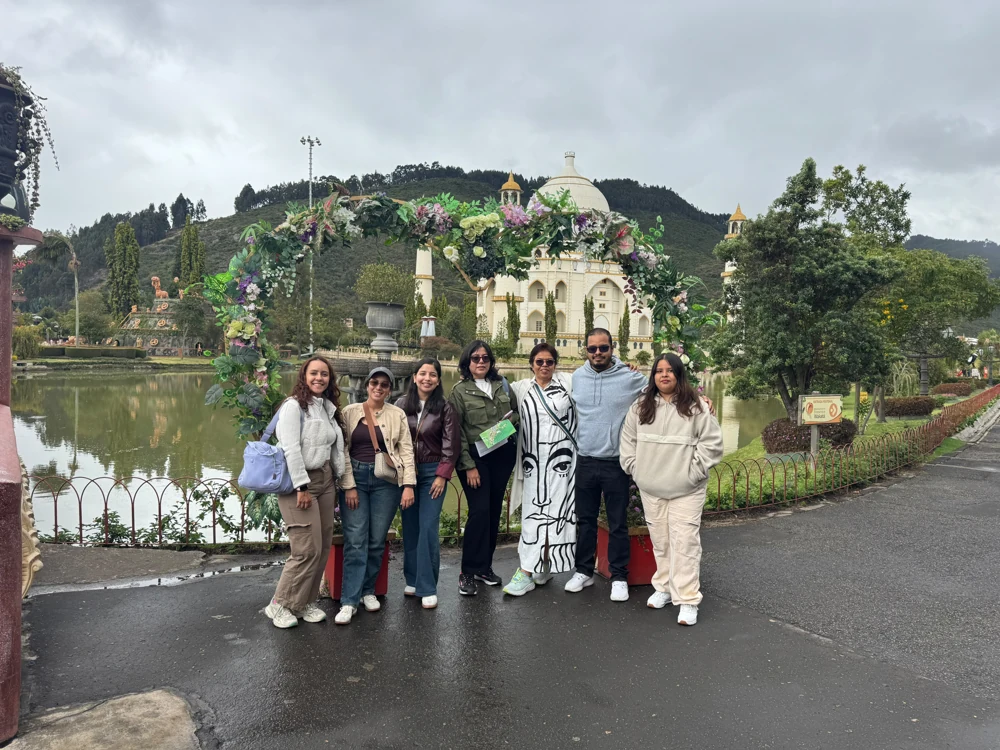 Clientes junto al lago y un arco de flores