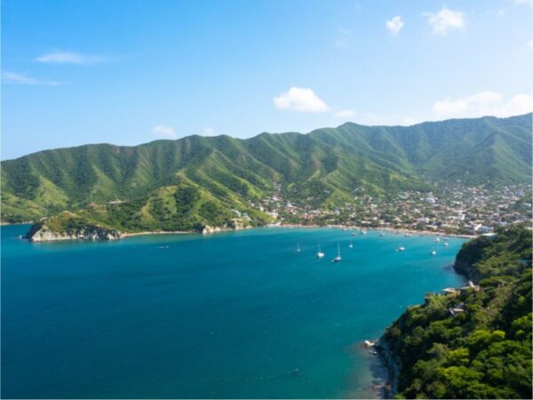 Combo de Actividades #12: Minca, Pozo Azul, Taganga y Playa Grande + Bahía Concha Parque Tayrona + Fiesta Blanca en Katamarán + City Tour en Santa Marta (4 Tours)