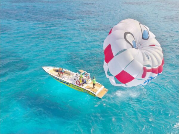 Combo de Actividades #6: Tour Bahía en Pontón + Parasail en San Andrés Islas (2 Tours)