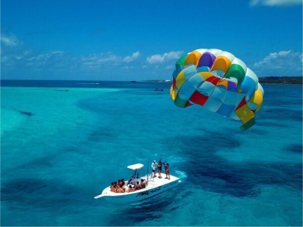 Combo de Actividades #6: Tour Bahía en Pontón + Parasail en San Andrés Islas (2 Tours)