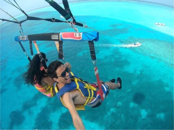 Combo de Actividades #6: Tour Bahía en Pontón + Parasail en San Andrés Islas (2 Tours)