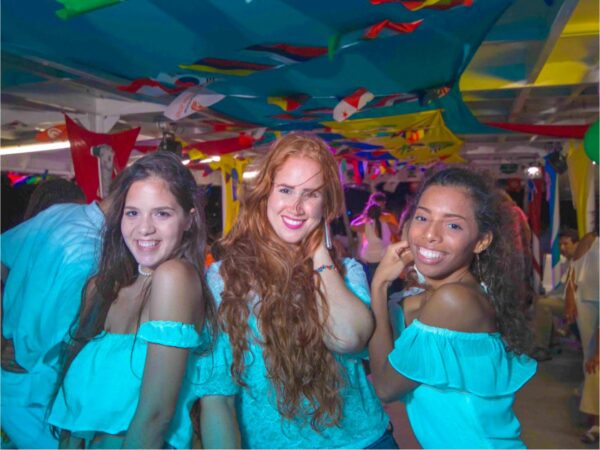 Combo de Actividades #18: Parasail + Noche Blanca + Tour VIP a Acuario, Haynes Cay, Johnny Cay, Manglares (3 Tours)