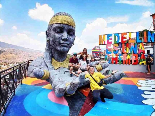 Combo de actividades #1: Comuna 13 con City Tour Medellín + Tour a Guatape (2 Tours)