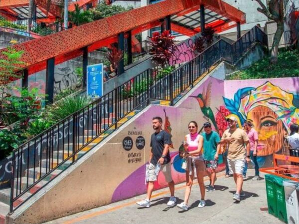 Combo de actividades #1: Comuna 13 con City Tour Medellín + Tour a Guatape (2 Tours)