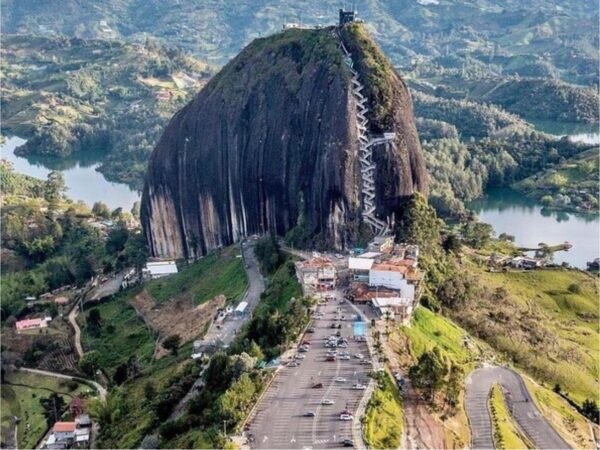 Combo de actividades #1: Comuna 13 con City Tour Medellín + Tour a Guatape (2 Tours)