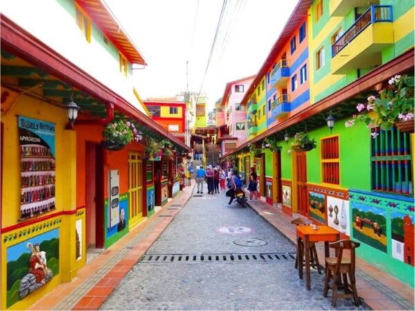 Combo de actividades #1: Comuna 13 con City Tour Medellín + Tour a Guatape (2 Tours)