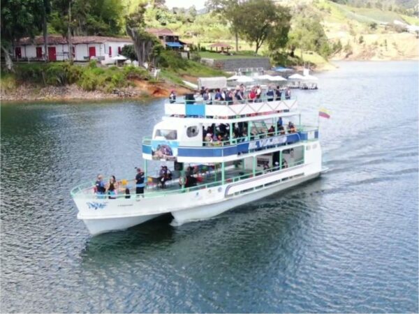 Combo de actividades #1: Comuna 13 con City Tour Medellín + Tour a Guatape (2 Tours)
