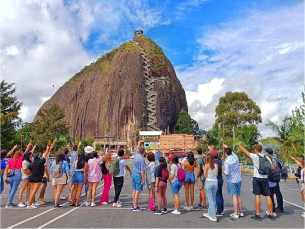 Combo de actividades #1: Comuna 13 con City Tour Medellín + Tour a Guatape (2 Tours)
