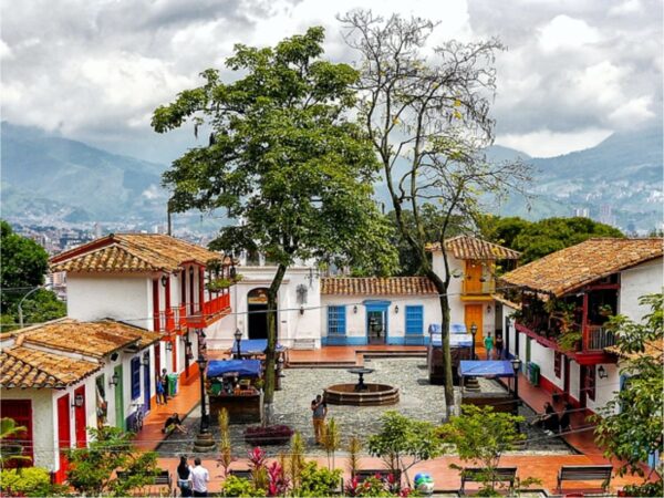 Combo de actividades #1: Comuna 13 con City Tour Medellín + Tour a Guatape (2 Tours)