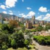 Combo de actividades #7: Comuna 13 con City Tour Medellín + Tour a Guatape + Tour a Hacienda Napoles + Chiva Rumbera + Tour a Santafe de Antioquia (5 Tours)