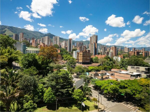 Combo de actividades #7: Comuna 13 con City Tour Medellín + Tour a Guatape + Tour a Hacienda Napoles + Chiva Rumbera + Tour a Santafe de Antioquia (5 Tours)