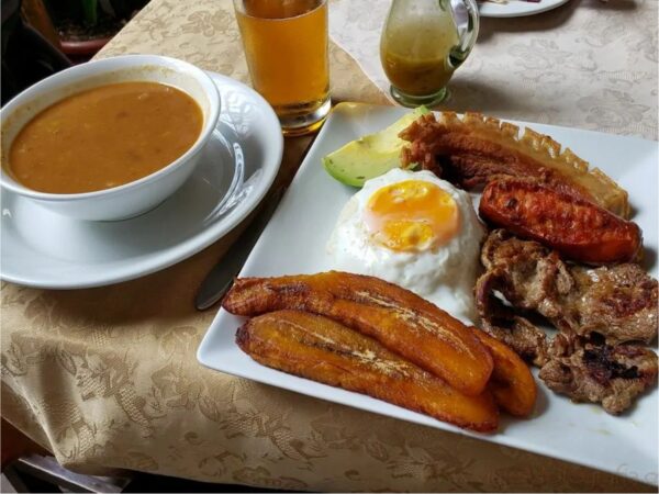Combo de actividades #7: Comuna 13 con City Tour Medellín + Tour a Guatape + Tour a Hacienda Napoles + Chiva Rumbera + Tour a Santafe de Antioquia (5 Tours)