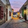 Combo de actividades #7: Comuna 13 con City Tour Medellín + Tour a Guatape + Tour a Hacienda Napoles + Chiva Rumbera + Tour a Santafe de Antioquia (5 Tours)