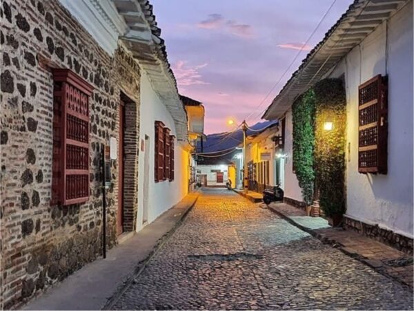 Combo de actividades #7: Comuna 13 con City Tour Medellín + Tour a Guatape + Tour a Hacienda Napoles + Chiva Rumbera + Tour a Santafe de Antioquia (5 Tours)