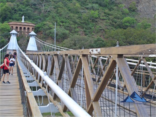 Combo de actividades #7: Comuna 13 con City Tour Medellín + Tour a Guatape + Tour a Hacienda Napoles + Chiva Rumbera + Tour a Santafe de Antioquia (5 Tours)