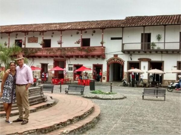 Combo de actividades #7: Comuna 13 con City Tour Medellín + Tour a Guatape + Tour a Hacienda Napoles + Chiva Rumbera + Tour a Santafe de Antioquia (5 Tours)