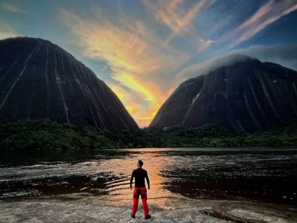 Expedición Guainía 4 días · 3 noches Cerros de Mavicure, comunidades indígenas y Estrella Fluvial del Orinoco 1 Expedición Guainía 4 días y 3 noches | Cerros de Mavicure
