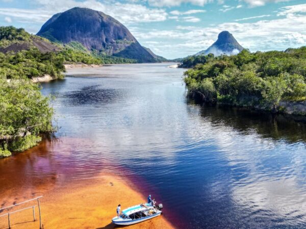 Expedición Guainía 4 días · 3 noches Cerros de Mavicure, comunidades indígenas y Estrella Fluvial del Orinoco 3 Expedición Guainía 4 días y 3 noches | Cerros de Mavicure