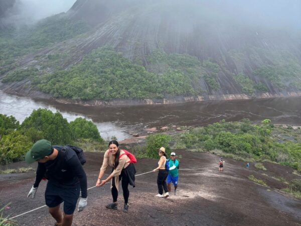 Expedición Guainía 4 días · 3 noches Cerros de Mavicure, comunidades indígenas y Estrella Fluvial del Orinoco 6 Expedición Guainía 4 días y 3 noches | Cerros de Mavicure