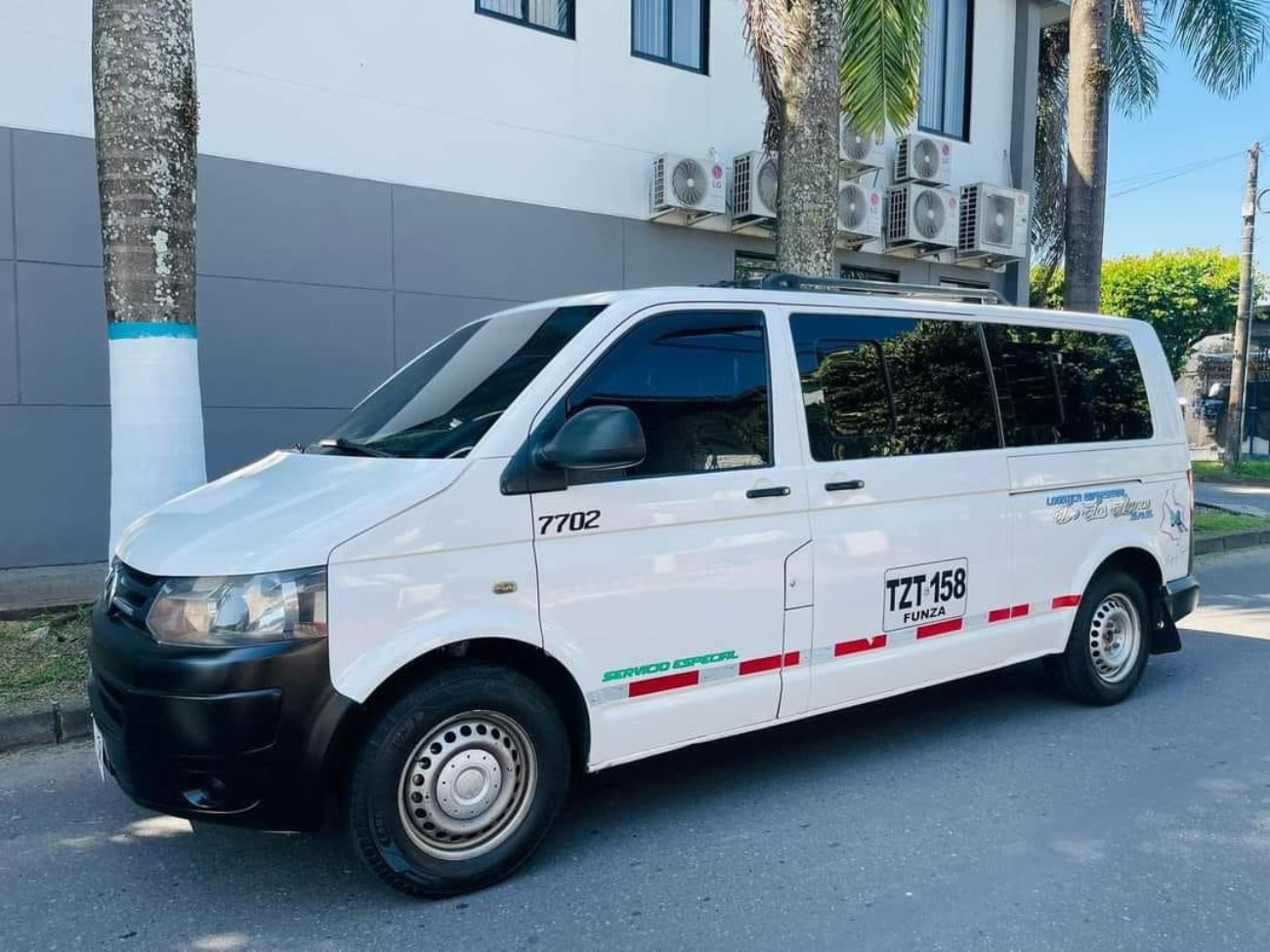 Van cómoda para traslados turísticos