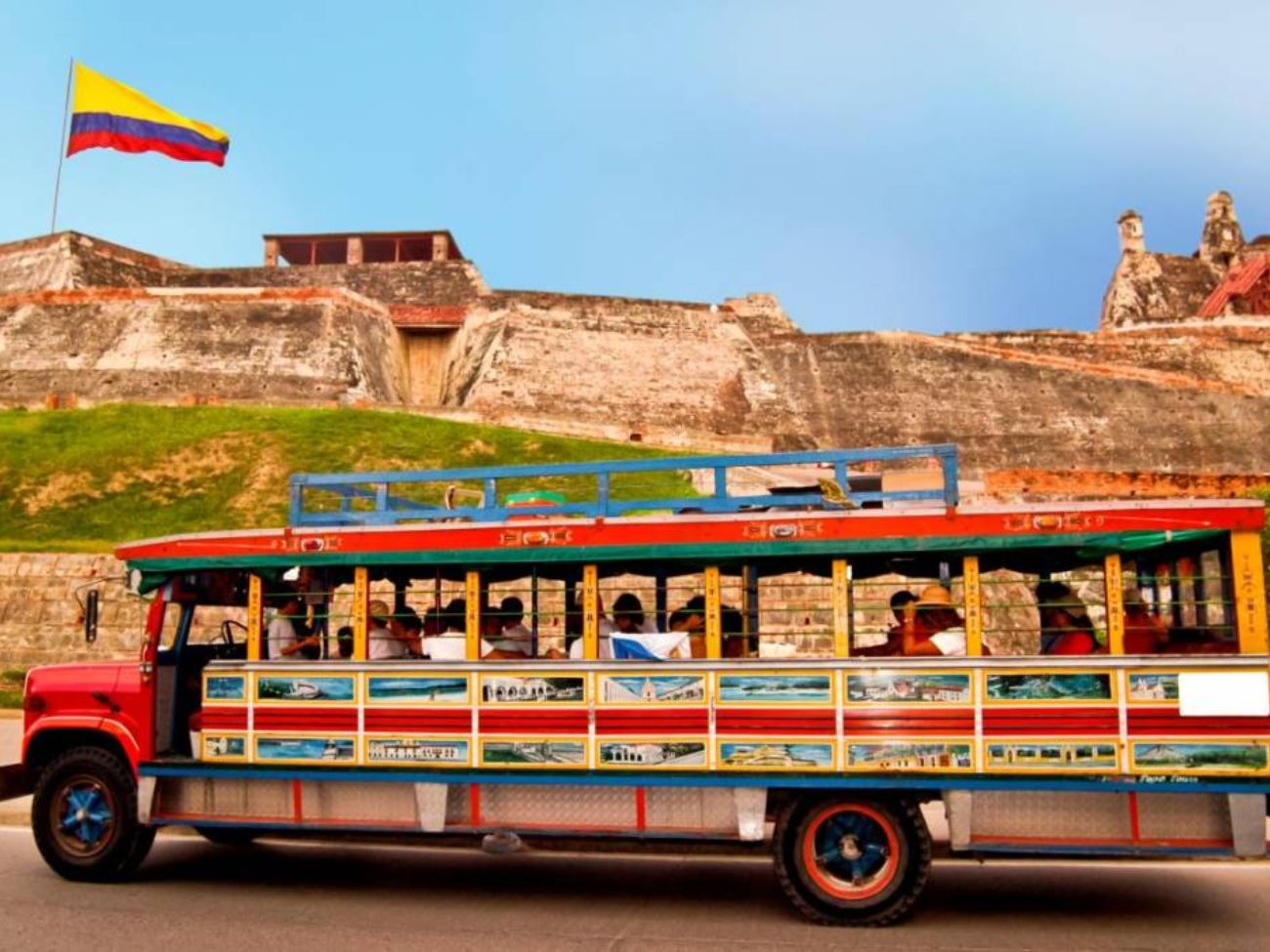 City tour en chiva por Cartagena con entrada al Castillo de San Felipe