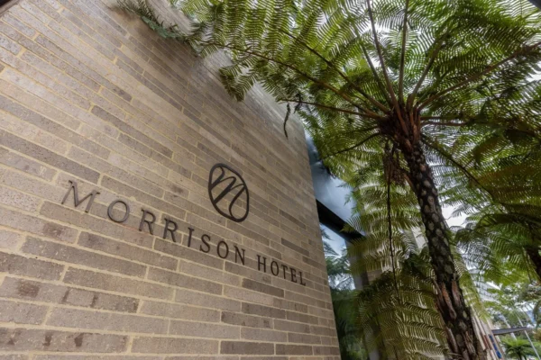 Fachada morrison Hotel Morrison By Cosmos <span style="color:#d4af37;">★★★★★</span>