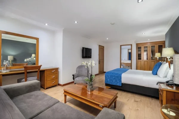 Habitacion amplia egin Hotel Egina Bogotá <span style="color:#d4af37;">★★★</span>