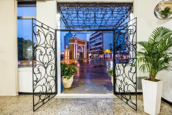 puerta dorado plaza Hotel Dorado Plaza Centro Histórico <span style="color:#d4af37;">★★★</span>