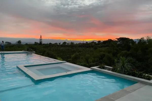 atardecer nuevo monarca Finca Nuevo Monarca <span style="color:#d4af37;">★★★</span>