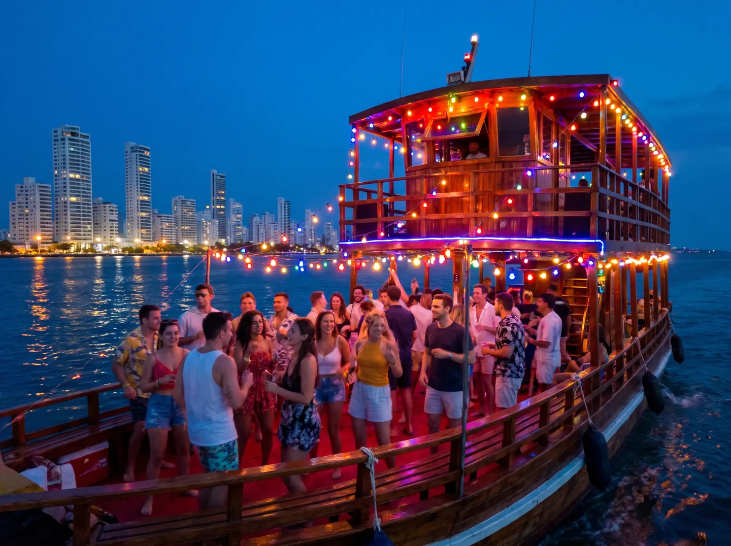 Barco de fiesta navegando por la bahía de Cartagena de noche