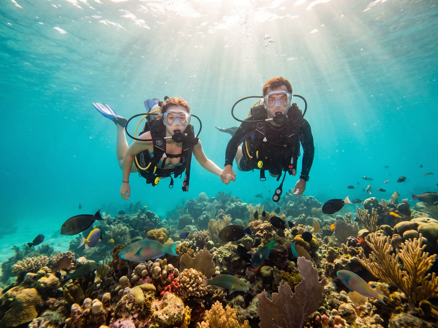 Principiante buceando con instructor en un arrecife de San Andrés