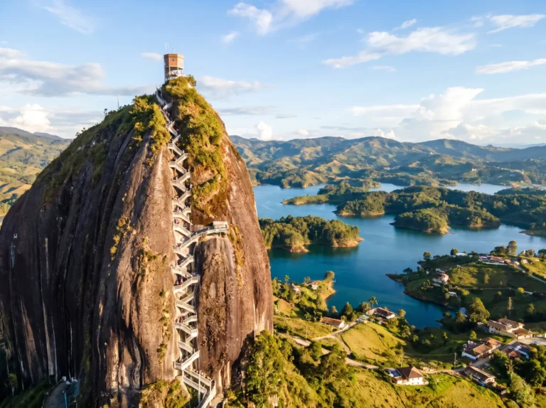Piedra del Peñol con su escalera sobre el embalse de Guatapé