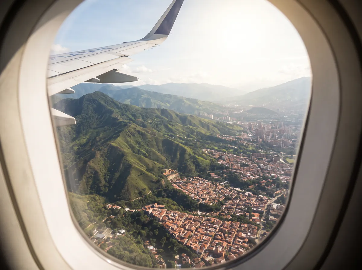 Vista desde el avión sobre las montañas de Colombia